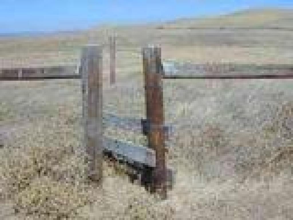 Fence and junction