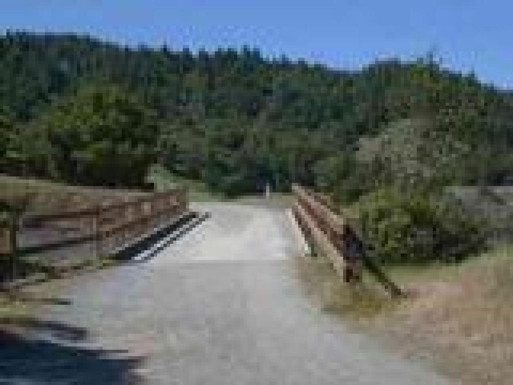Crossing spillway