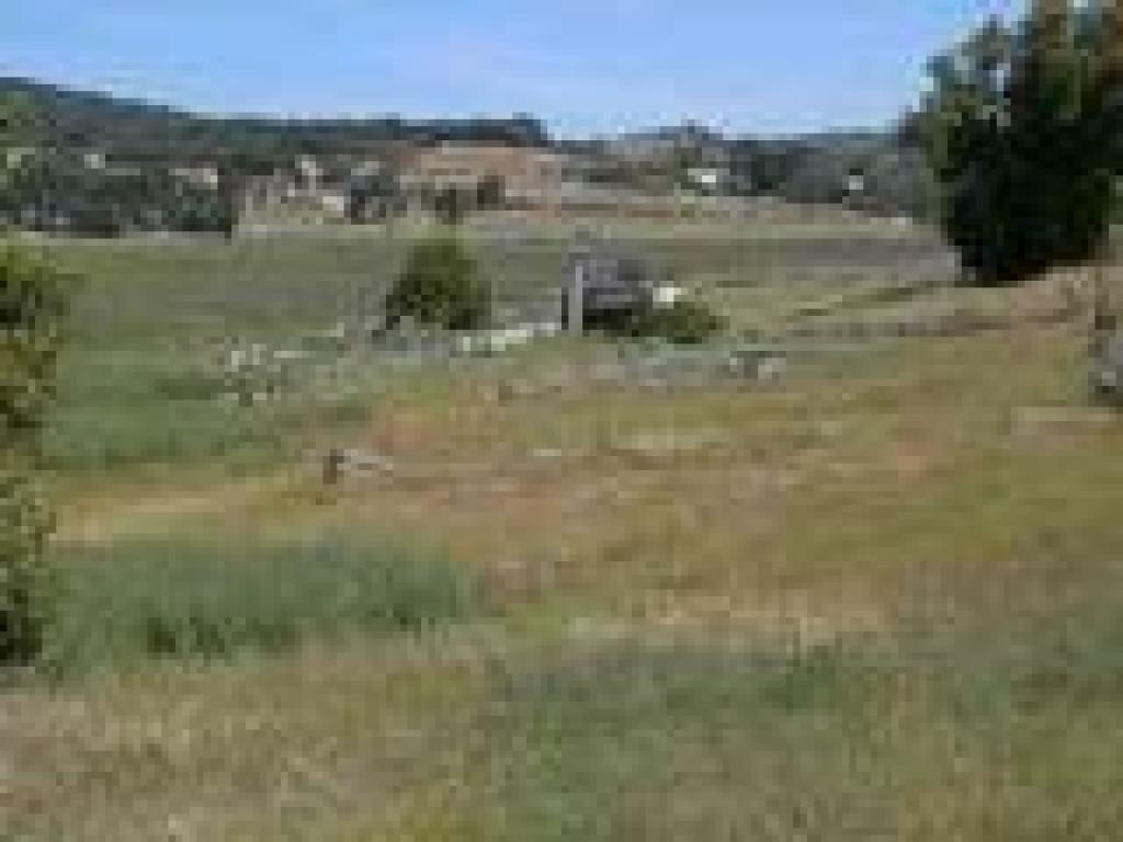 Old building in ruins off the trail