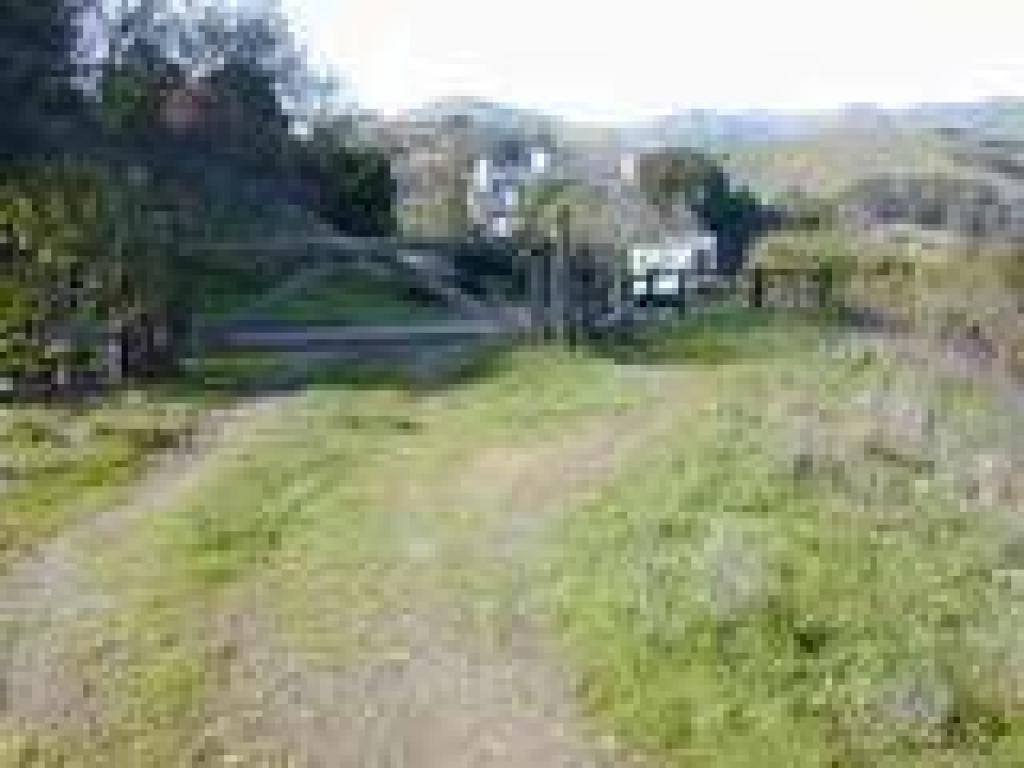 Gate and road