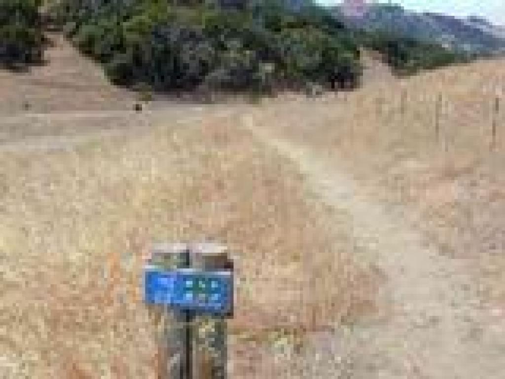Path connecting to Verissimo Hills