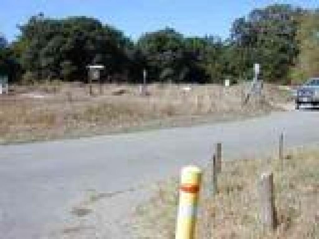 Road and approach to Hilltop Trail