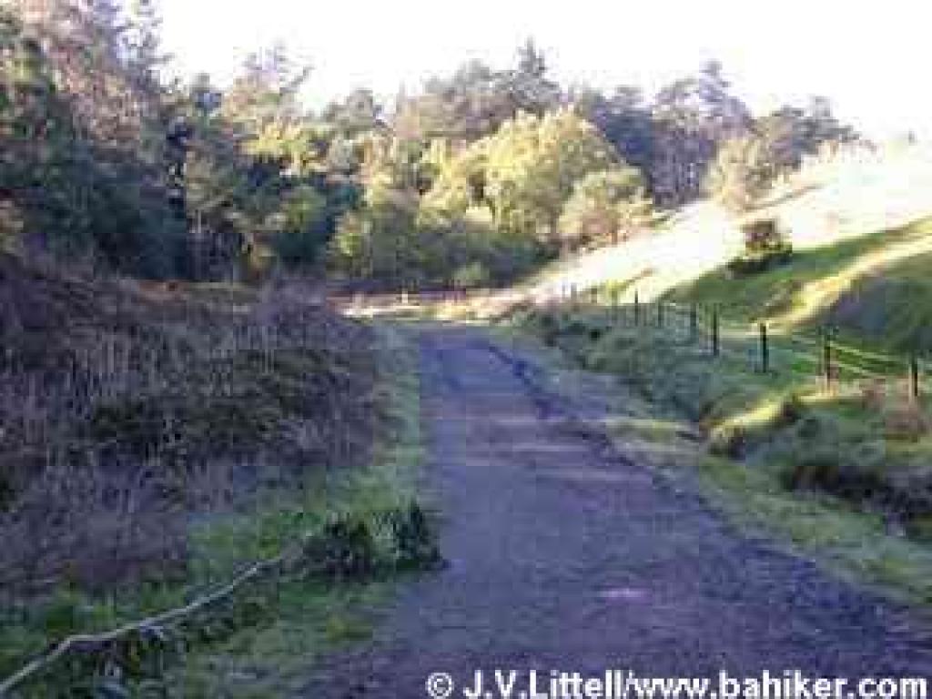 Ascending back toward the trailhead at the base of Inspiration Point