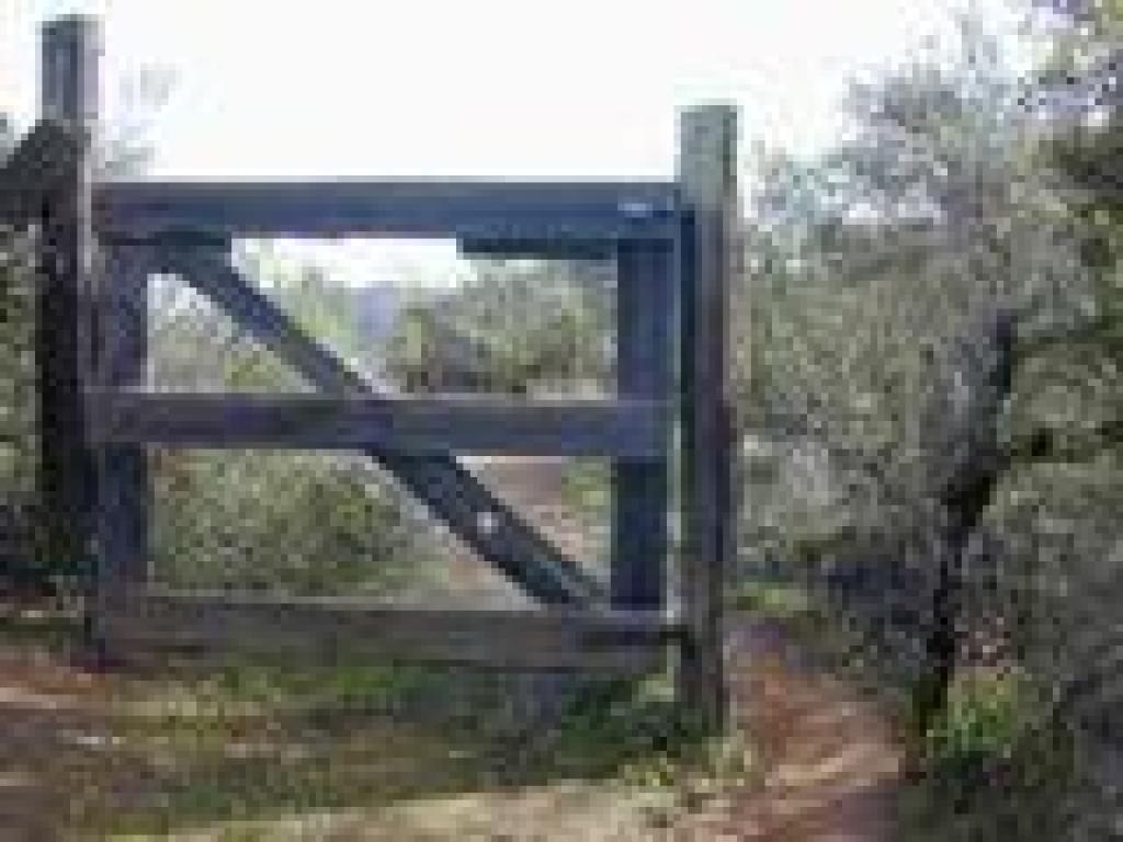 Squeeze around gate