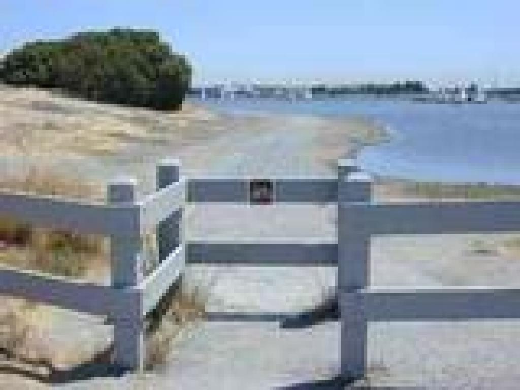 Entering the lakeside trail